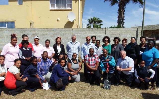 Die groot groep teenwoordigers tydens die sooispit-seremomie vir Ikamva se nuwe sentrum